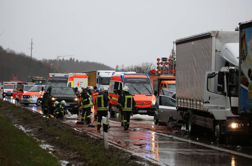 Rettungskräfte auf der A8 sichern die Unfallstelle.