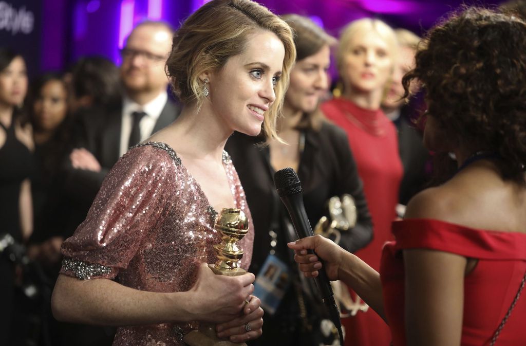 Claire Foy mit dem Award als beste Schauspielerin in einer TV-Serie für „The Crown“.