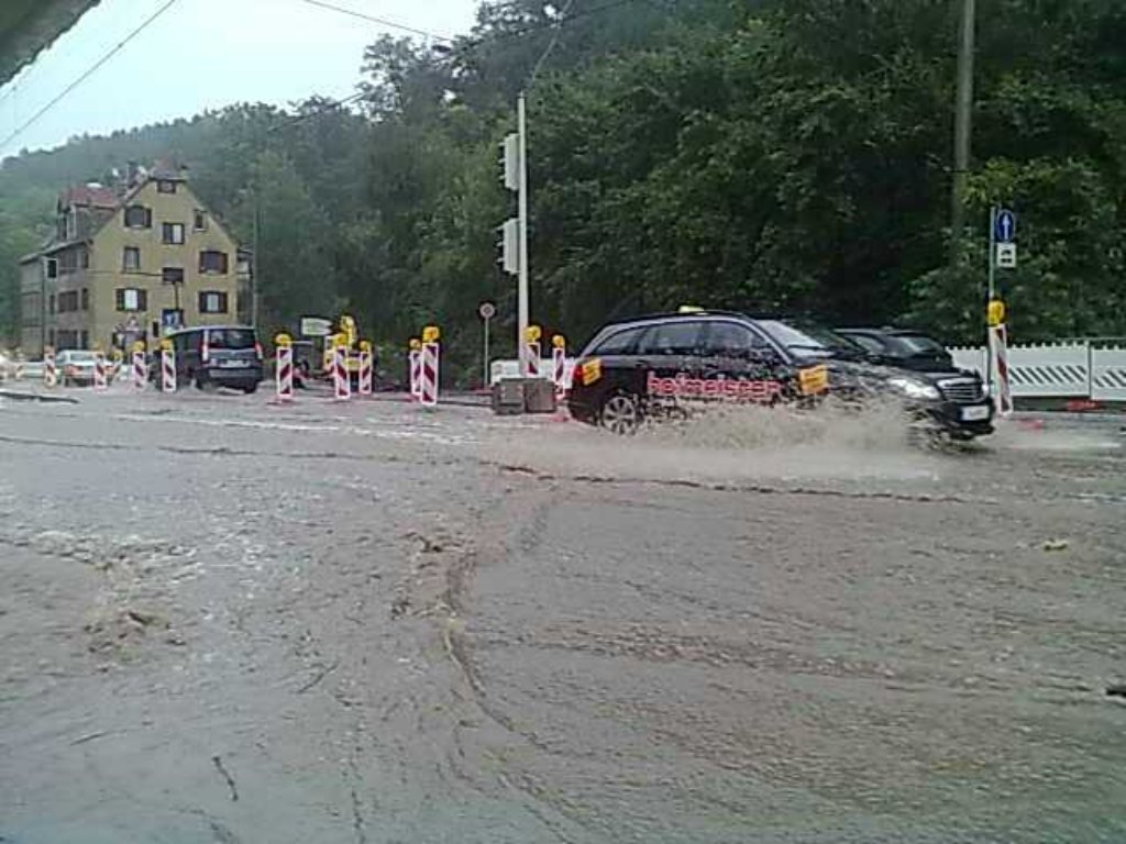 Nach heftigen Regenfällen sind in Stuttgart am Mittwochnachmittag einige Straßen wegen Überflutung gesperrt. Auch die Stadtbahnlinie U1 war betroffen: Wegen unterspülter Gleise war der Verkehr zwischen Vogelrain und Vaihingen eingestellt.