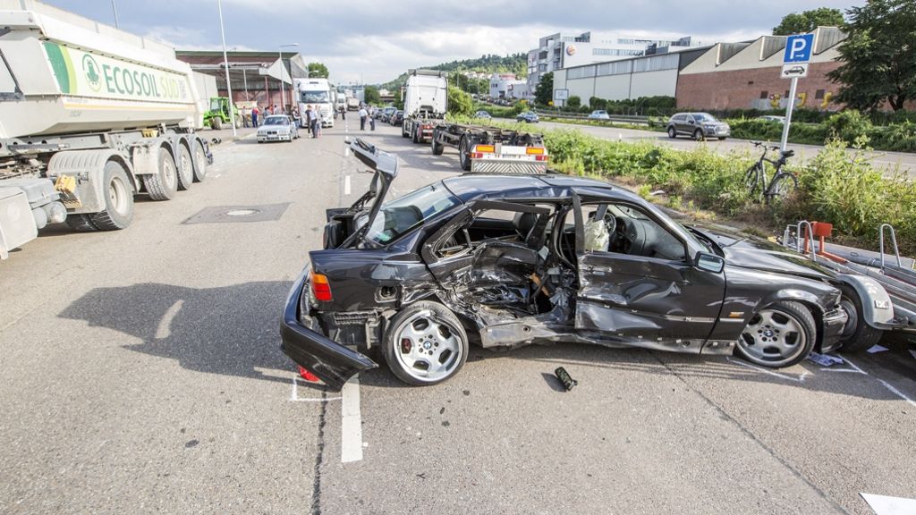 Stuttgart-Hedelfingen: 20-Jähriger BMW-Fahrer bei Überholmanöver verletzt