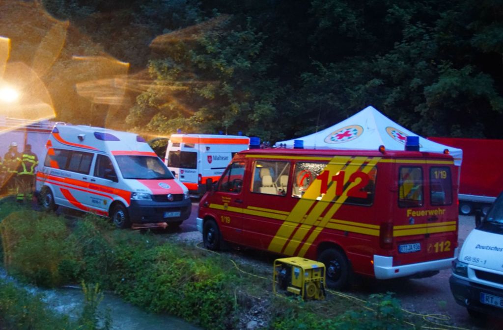 Mehr als 80 Einsatzkräfte der Feuerwehr, des Roten Kreuzes, der Höhlenrettung Baden-Württemberg, von Höhlenvereinen und der Höhlenrettung der Malteser sind in Grabenstetten im Einsatz.