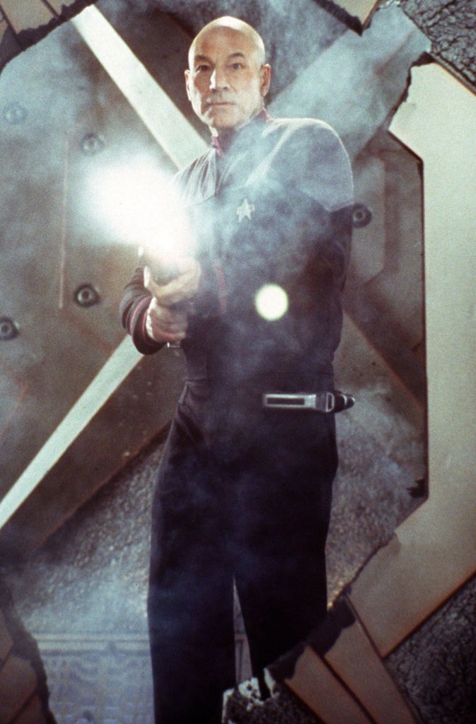 Jean-Luc Picard, geboren 2035 im französischen La Barre, spielte schon als Kind mit Buddelschiffen. Im Jahr 2064 (Sternzeit 41124) übernimmt er das Kommando der USS Enterprise, einem Raumschiff der Galaxy-Klasse und Flagschiff der Vereinigten Föderation der Planeten.