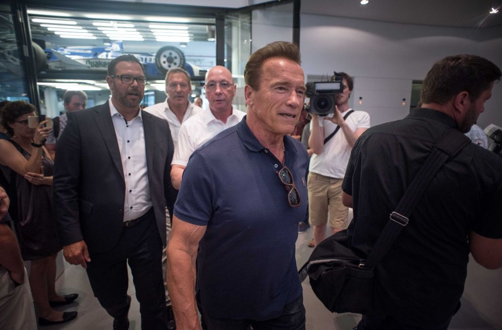 Arnold Schwarzenegger schaut sich das Porsche-Museum an.