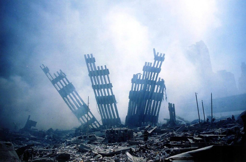 Ein Klassiker des Verschwörungsdenkens: Reste der Fassade des World Trade Centers in New York im November 2001.