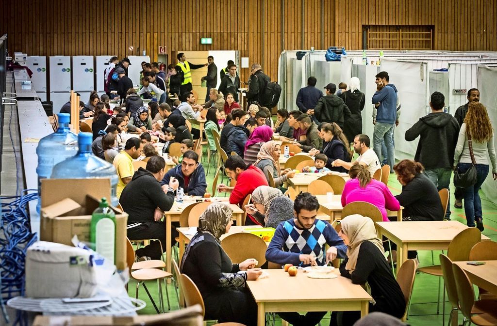 Der Großteil der Flüchtlinge in der Sporthalle des Solitude-Gymnasiums in Weilimdorf zieht nächste Woche in ein Containerdorf auf der Waldau. Foto: Lichtgut/Achim Zweygarth