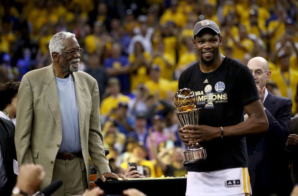 NBA-Legende Bill Russell überreicht MVP Durant seine Trophäe.