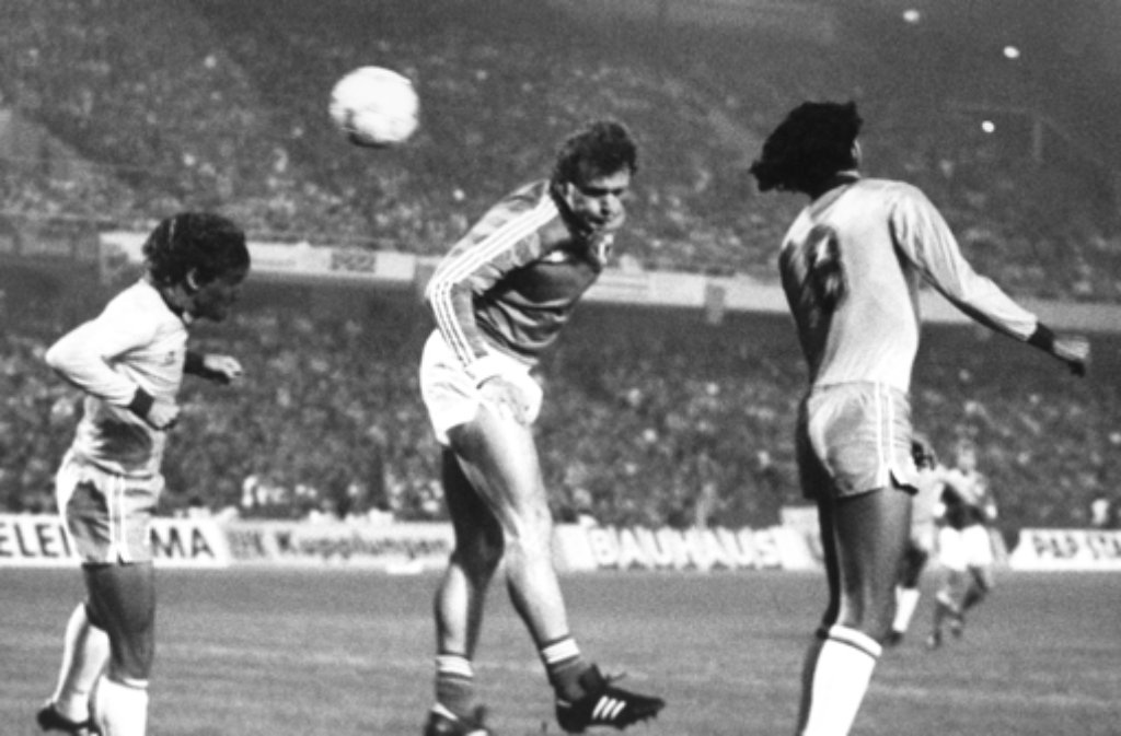 Den ersten Treffer im Freundschaftsspiel gegen Brasilien am 12.03.1986 im Waldstadion in Frankfurt am Main erzielte Hans-Peter Briegel (M) mit einem Kopfballtreffer bereits in der 85. Sekunde. Die Brasilianer Müller (l) und Sokrates (r) kamen nicht an die von Matthäus hereingegebene Flanke heran. Vor rund 52.000 Zuschauern gewann die deutsche Nationalelf das Spiel mit 2:0 Toren.