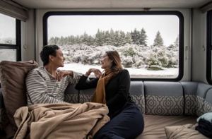 In einem Wohnwagen, Wohnmobil oder zum Camper umgebauten Van kann man es sich im Winter herrlich gemütlich machen.
