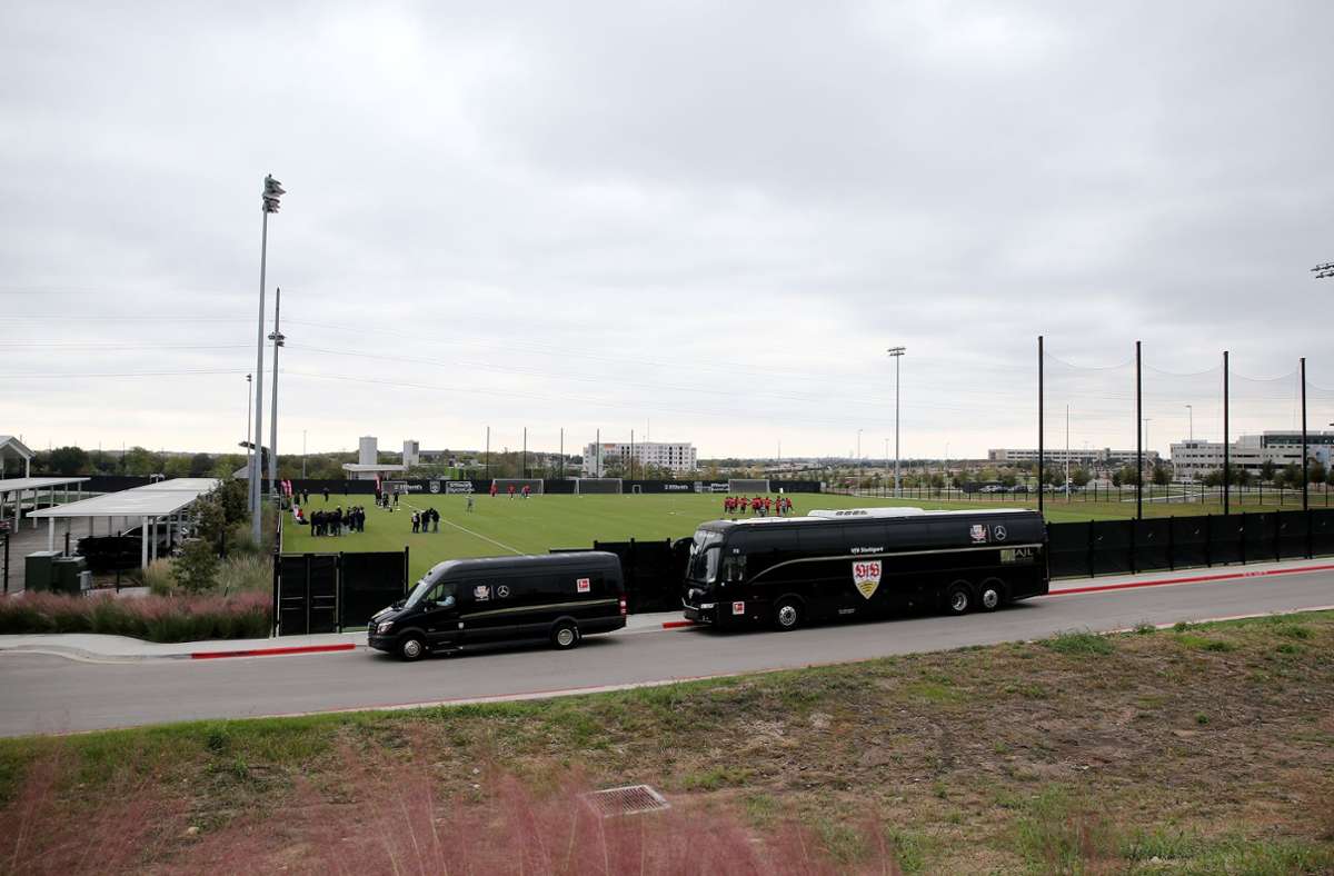 15.11.22: Der VfB-Bus vor dem Vereinsgelände des Austin FC