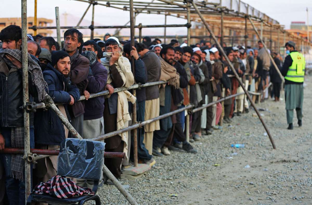 Anstehen für Nahrung in Kabul. Foto: AFP
