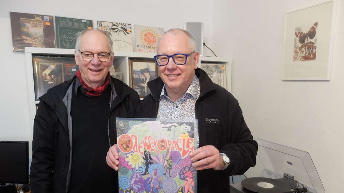 Arnold Maiwald und Klaus Reiß (v.li) zeigen die teuerste Schallplatte im Laden von der Gruppe Kaleidoscope Tangerine dream für 500 Euro.