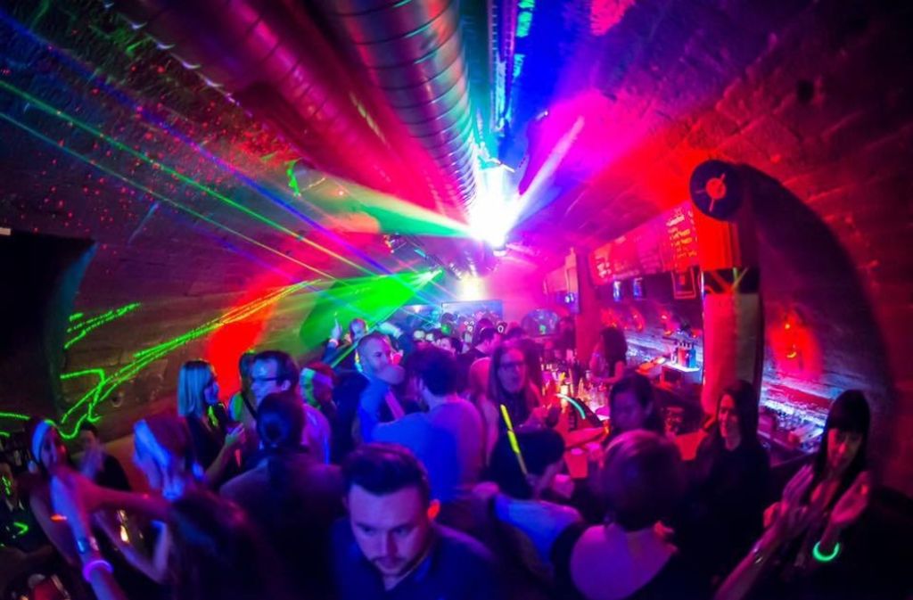 Neon Party am Freitag im Mono. Ein leuchtendes Spektakel voller bunter Farben, UV-Licht und dem typischen Mono-Sound. Die Neonfarbe gibt’s im Mono kostenlos. Los geht’s ab 22 Uhr.
