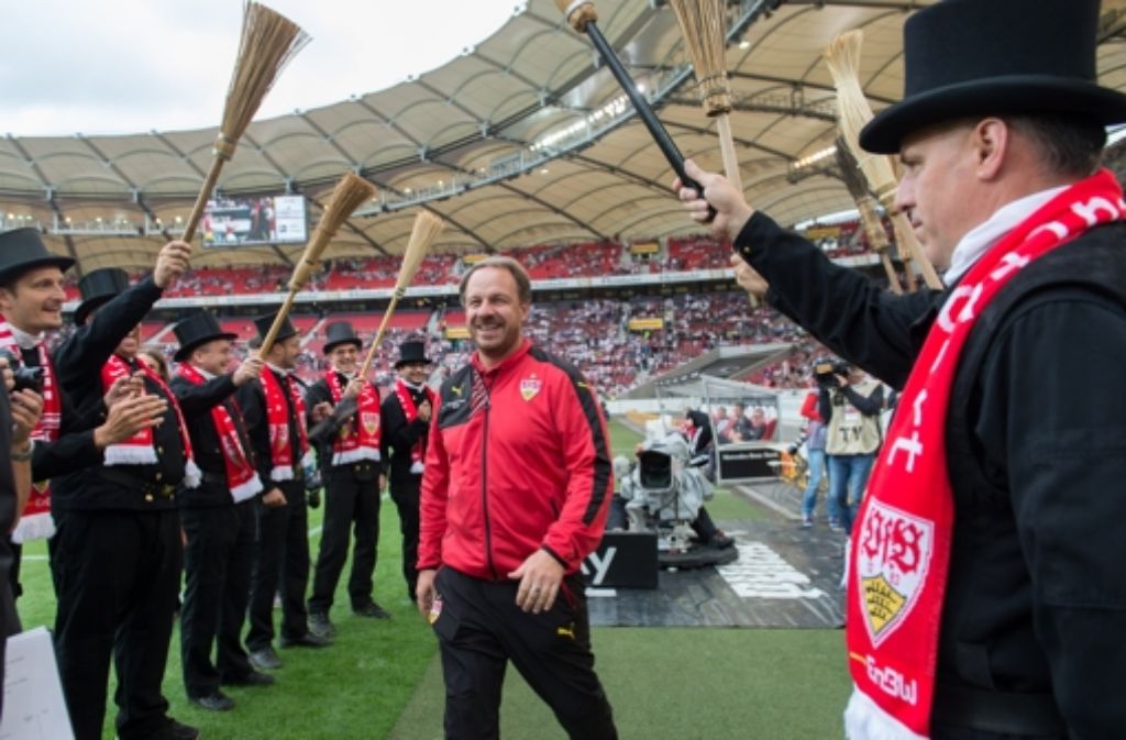 VfB-Trainer Alexander Zorniger wird von den Schornsteinfegern in der Mercedes-Benz-Arena empfangen.