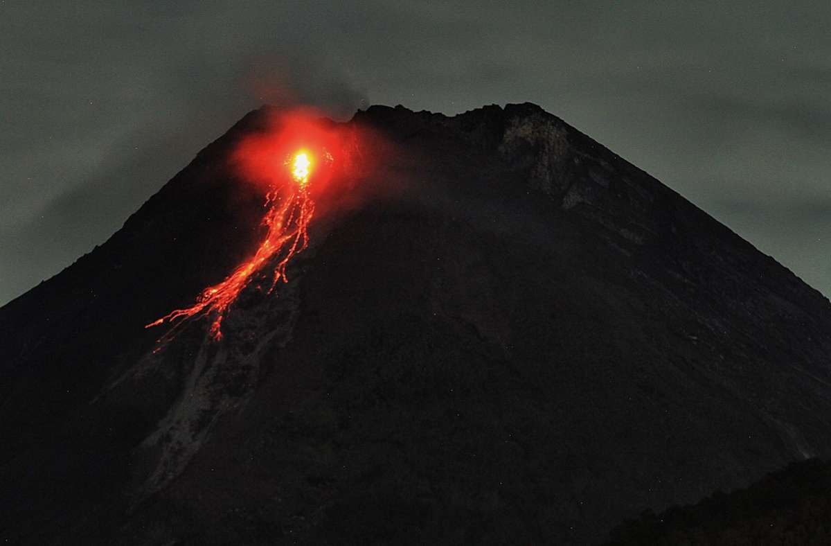 Der Vulkan spuckt wieder Feuer und Asche.