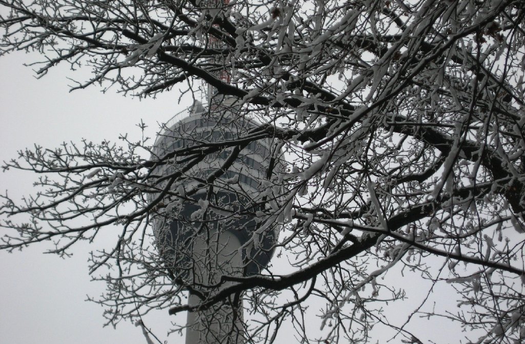Auch verschneit sieht der Fernsehturm malerisch aus. Das Bild wurde im Januar 2015 aufgenommen.