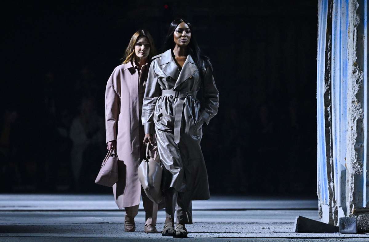 Model Naomi Campbell läuft mit Carla Bruni für Tod’s über den Mailänder Laufsteg. Beide tragen Lederschuhe für die Tod’s weltweit bekannt sind. Doch nicht nur...