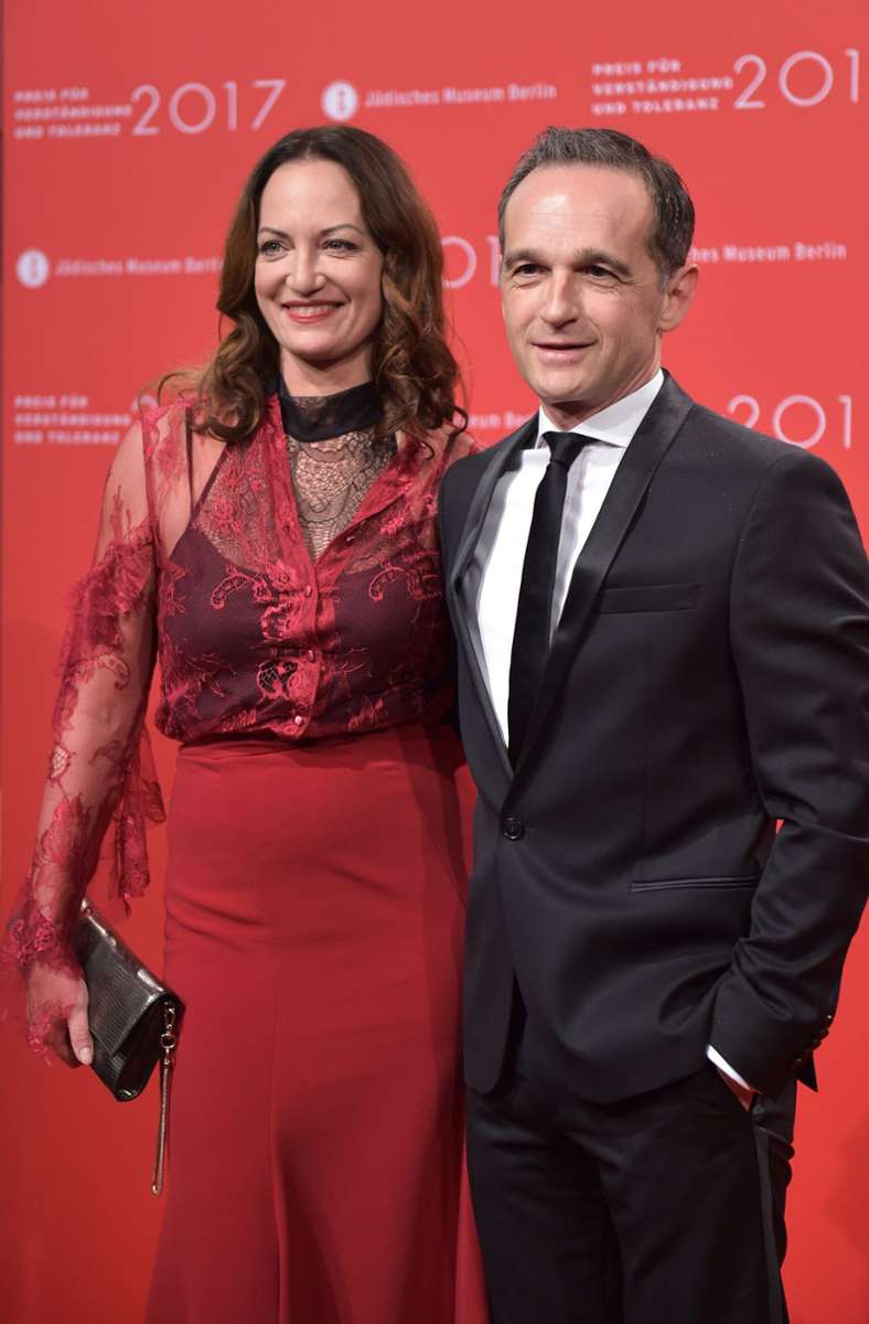Die Schauspielerin Natalia Wörner und Bundesjustizminister Heiko Maas (SPD) stehen im November 2017 vor der Verleihung des Preises für Verständigung und Toleranz im Jüdischen Museum in Berlin auf dem Roten Teppich.