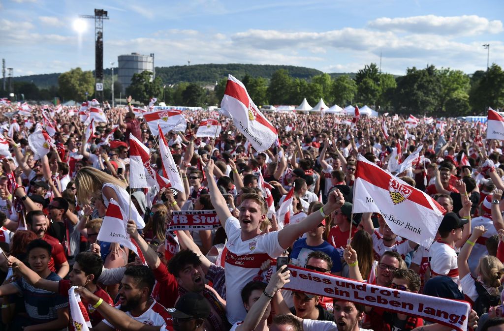 Große Emotionen bei der Aufstiegsfeier der VfB-Fans auf dem Cannstatter Wasen.