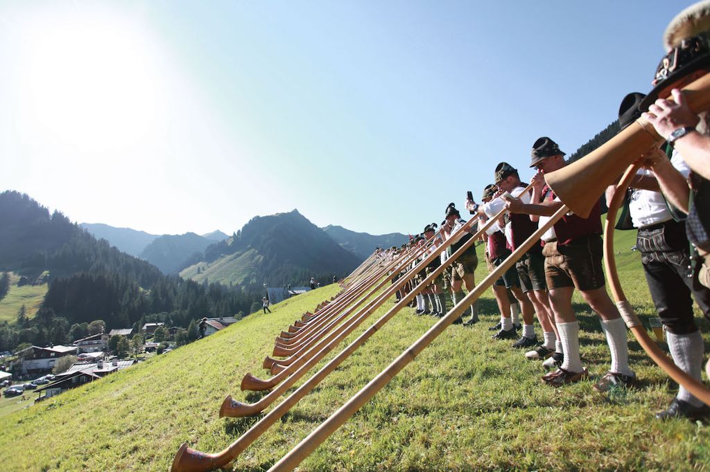 Am 9. September lockt das Alphornfestival im Bergdorf Baad: eine besondere Stimmung im Tal!