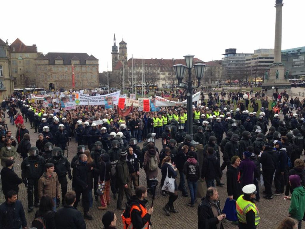 Am Schlossplatz gibt es Rangeleien zwischen Polizei und Demonstranten.