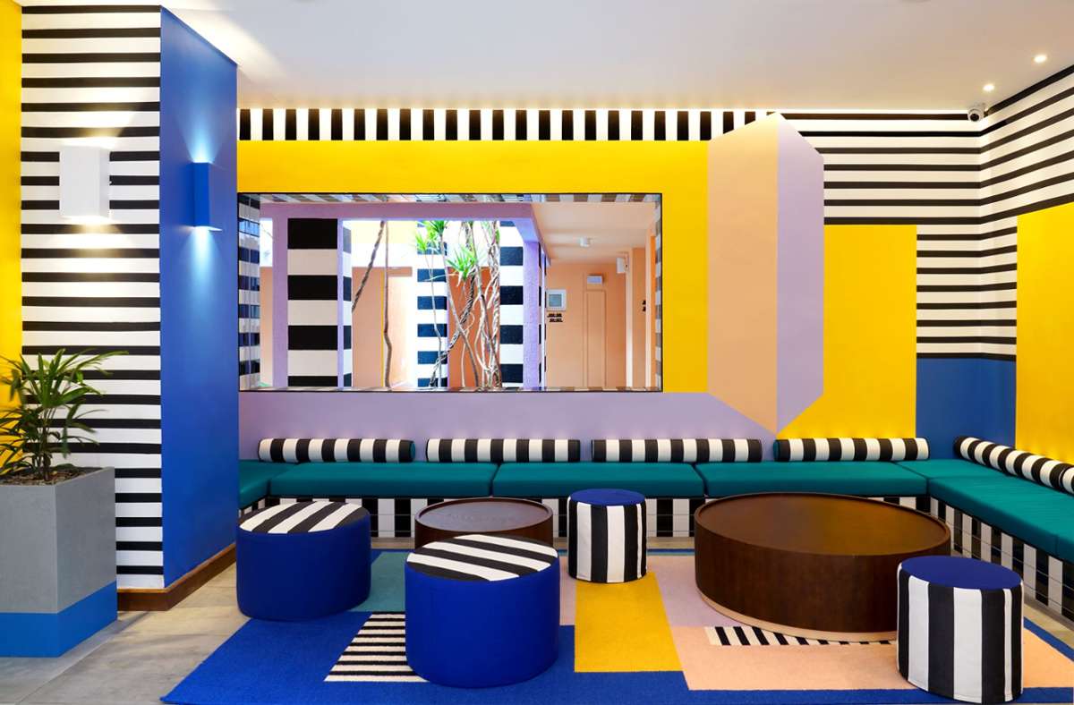 Dieses schicke Interieur mit starken grafischen Elementen lässt sich zeitweise sogar bewohnen. Die Londoner Designerin Camille Walala hat Räume wie diesen für das Hotel Bella Mare auf Mauritius gestaltet.