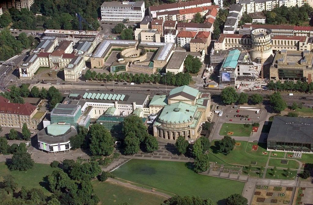 Sanierungen, Windkraft und gesellschaftliche Teilhabe: Mithilfe hoher Steuerüberschüsse werden landeseigene Gebäude saniert, so etwa das württembergische Staatstheater und das Badische Staatstheater.