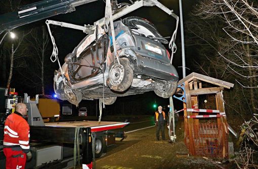 Ein betrunkener Fahrer ist mit einem Elektro-Smart gegen eine Bushaltestelle in Stuttgart-West gefahren. Foto: KS-Images.de / Karsten Schmalz/Karsten Schmalz