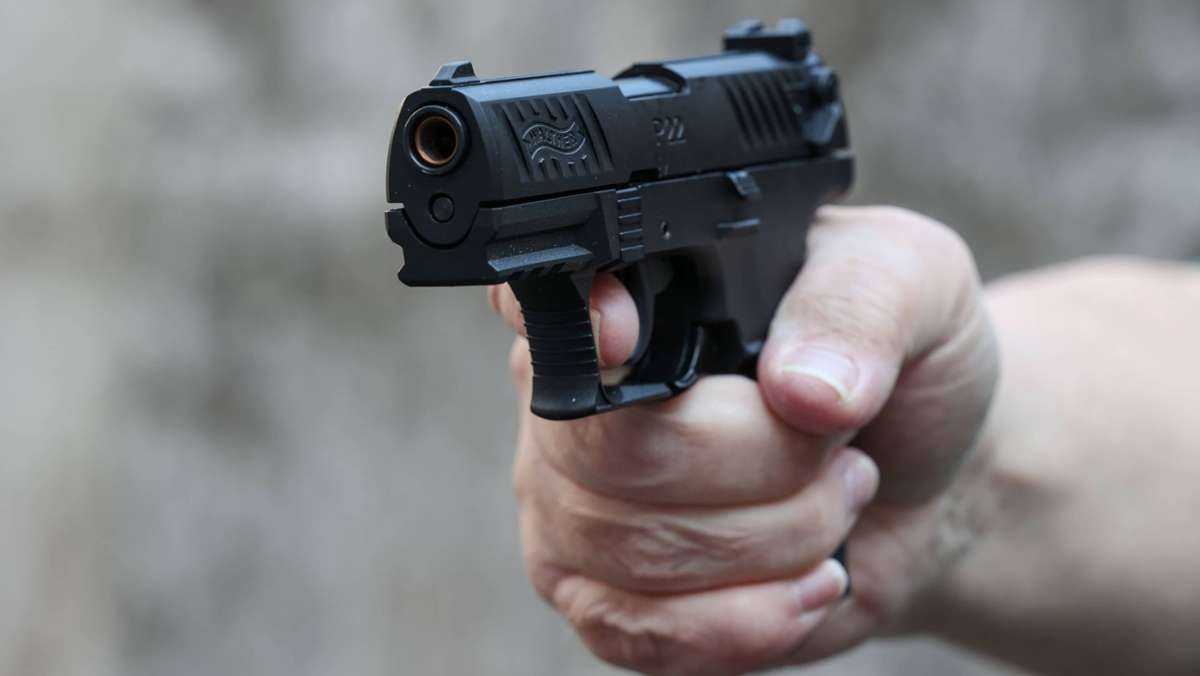 Vorfall in Eislingen: Verprügelt und mit Pistole bedroht – Polizei sucht Zeugen