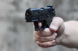 Verprügelt und mit Pistole bedroht – Polizei sucht Zeugen