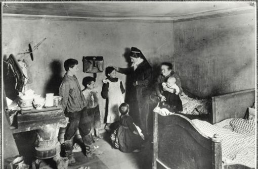 Fürsorgerin beim Hausbesuch, um 1910 Foto: © Stadtarchiv Stuttgart