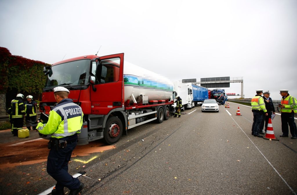 Zur Rettung der Verletzten, zur Unfallaufnahme und zur Bergung der sechs Lastwagen wurde die Autobahn in Richtung Stuttgart voll gesperrt.
