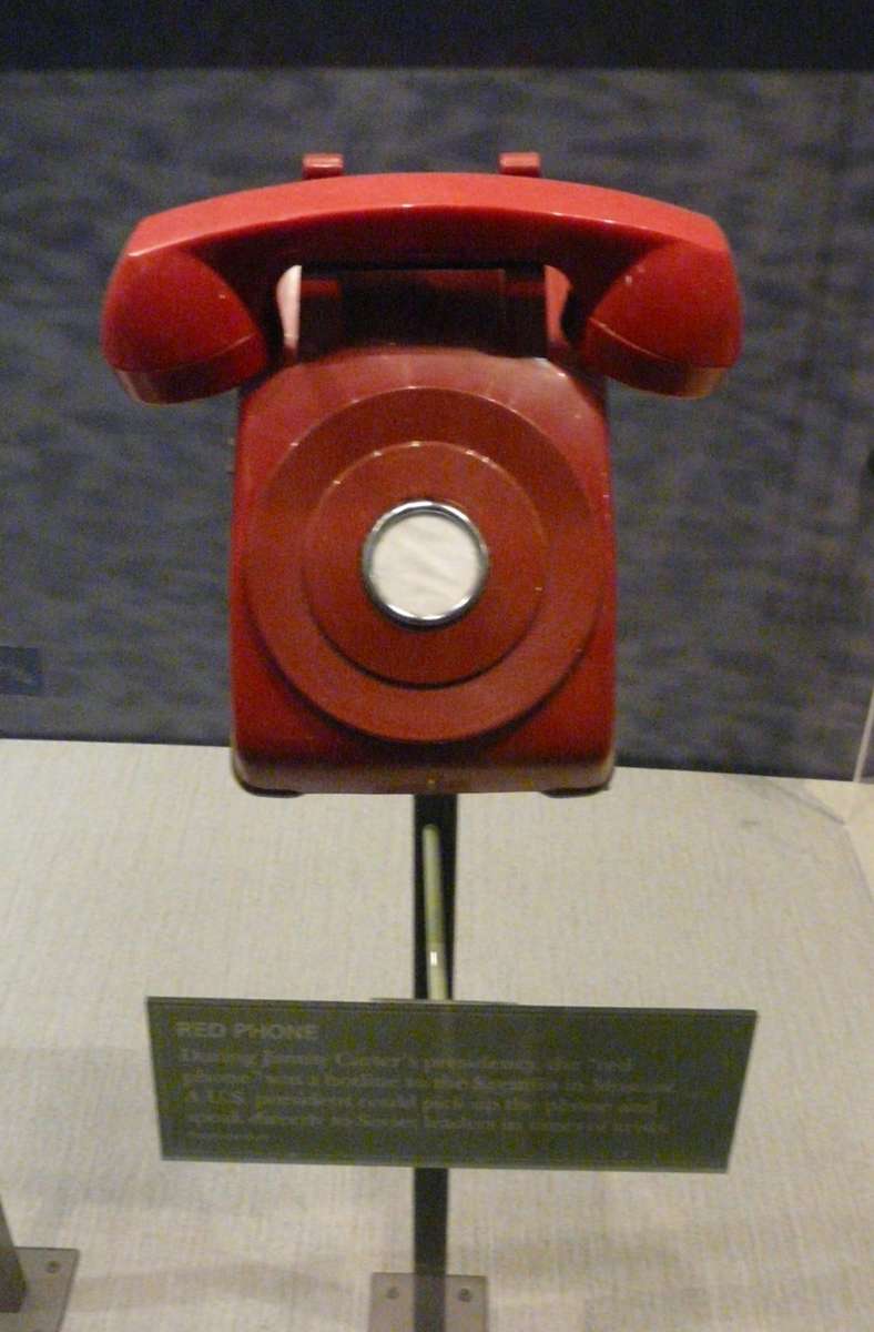 Ein Rotes Telefon aus der Zeit von US-Präsident Jimmy Carter Mitte der 1970er Jahre., das aber nie Bestandteil des heißen Drahtes, sondern wohl nur des amerikanischen „Defense Red Switch Networks“ war. Dieses Telefonnetz dient dazu, global sichere Kommunikationsdienste für die Kommandostrukturen der Streitkräfte der Vereinigten Staaten zur Verfügung zu stellen.