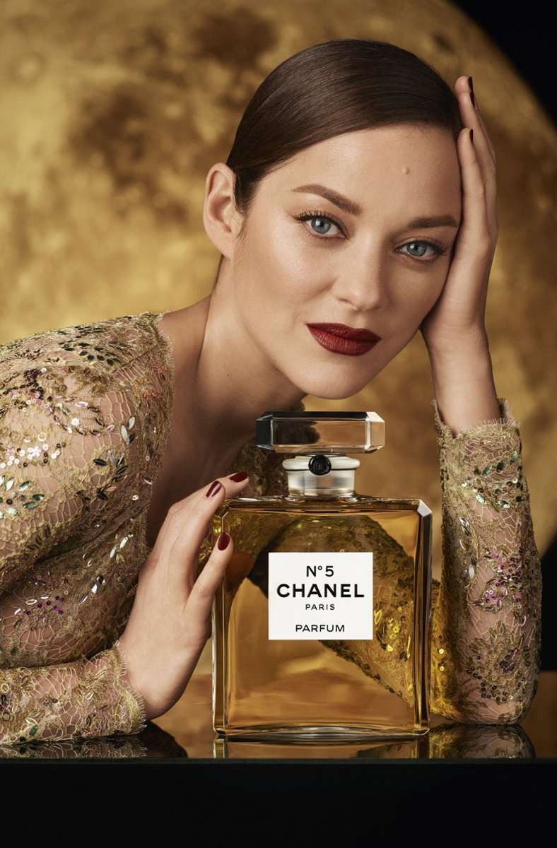 Derzeit wirbt Chanel mit der französischen Schauspielerin Marion Cotillard für das legendäre Parfüm.