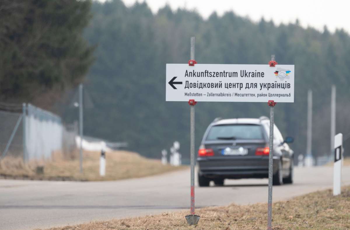 Ein Schild weist vor der ehemaligen Zollernalb-Kaserne auf das Ankunftszentrum Ukraine hin.