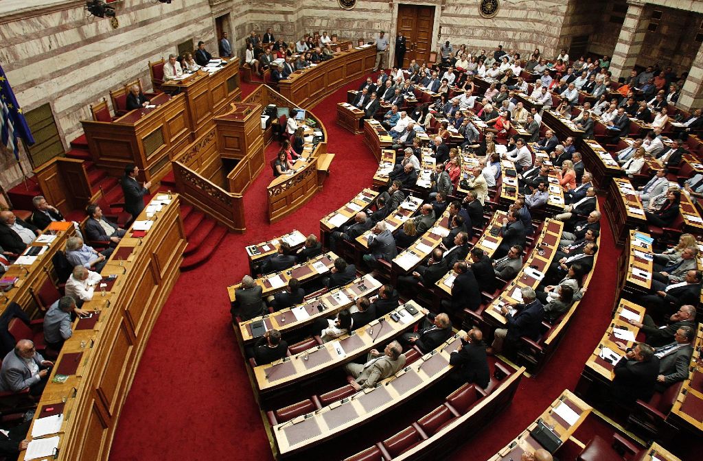 Nach einer stundenlangen Debatte haben die Abgeordneten des griechischen Parlaments für ein erstes Reformpaket gestimmt.