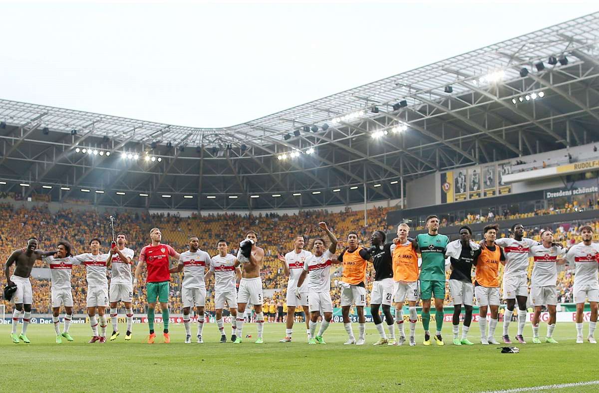 Die VfB-Spieler jubeln in Dresden vor ihrer Fankurve