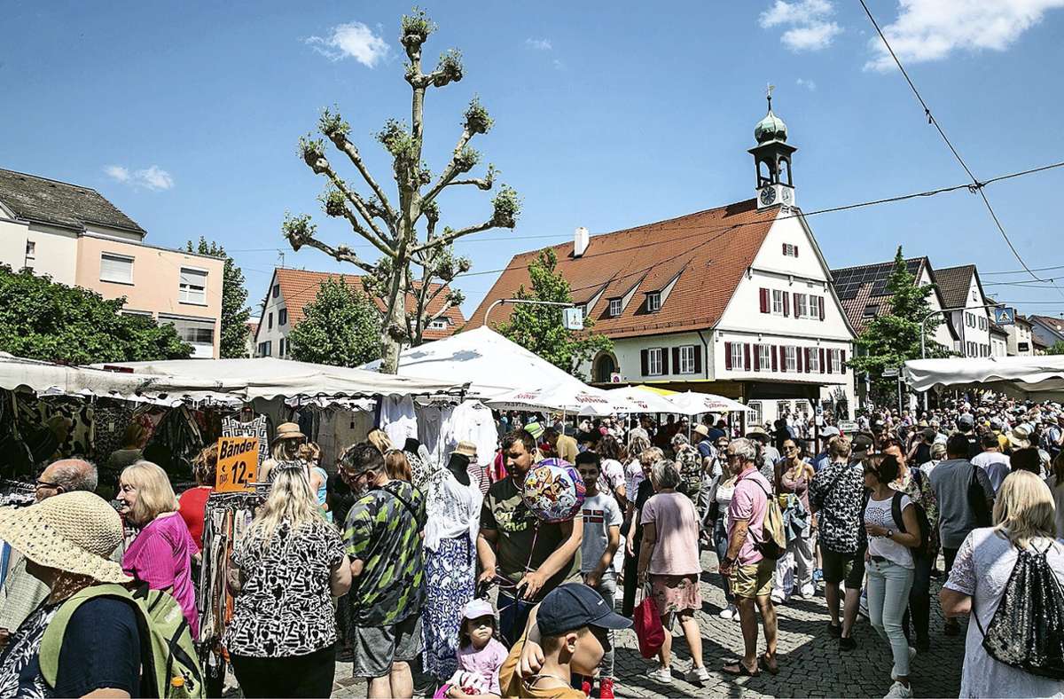 Beim Pfingstmarkt drängten sich viele Besucher an den Ständen.
