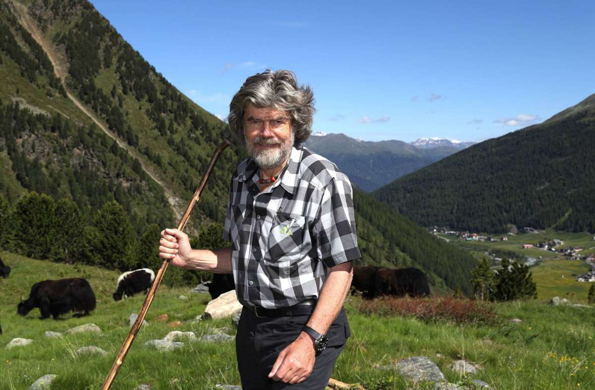 Der ungekrönte König des alpinen Wanderns ist Reinhold Messner (76 Jahre). Ursprünglich kommt er aus Villnöß in Südtirol und hat in seiner Heimat sechs Bergmuseen eröffnet.