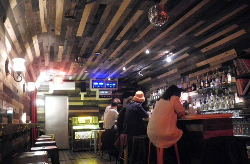 New York: Blick in die Bar Mezcaleria La Milagrosa. Die Bar sieht von außen wie Lebensmittel-Laden aus. Durch die Stahltür kann man nach telefonischer Vorab-Reservierung aber Zugang zur geheimen, auch als Speakeasy bekannten Bar bekommen.