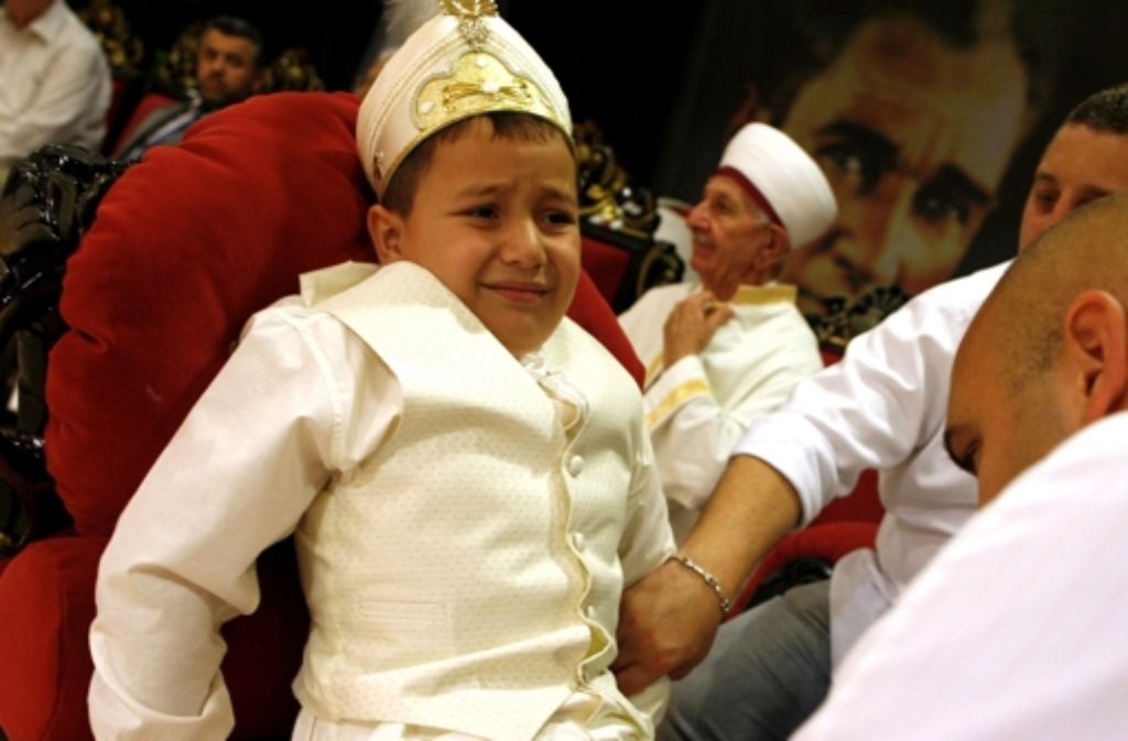 Das hat Tradition: ein türkischer Junge bei einer Massenbeschneidungszeremonie. Foto: dpa