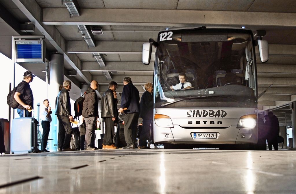 Vom neuen Busterminal (SAB) am Flughafen fahren Fernbusse innerhalb Deutschlands und ins Ausland ab. Diese Passagiere checken in den Langstreckenbus nach Polen ein.