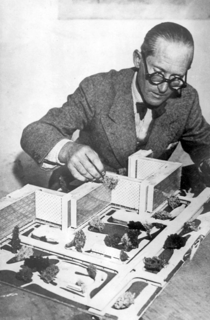 Le Corbusier war ein schweizerisch-französischer Architekt. Außerdem entwarf er Möbel, zeichnete und betätigte sich als Bildhauer.