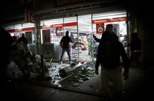 Gewalttätige Kleingruppen haben in der Nacht von Samstag auf Sonntag die Stuttgarter Innenstadt verwüstet und mehrere Beamte verletzt. (Archivbild) Foto: dpa/Julian Rettig