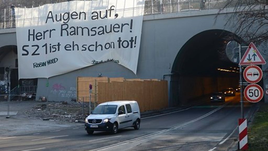 Stuttgart 21: Gegner befestigen Banner am Wagenburgtunnel