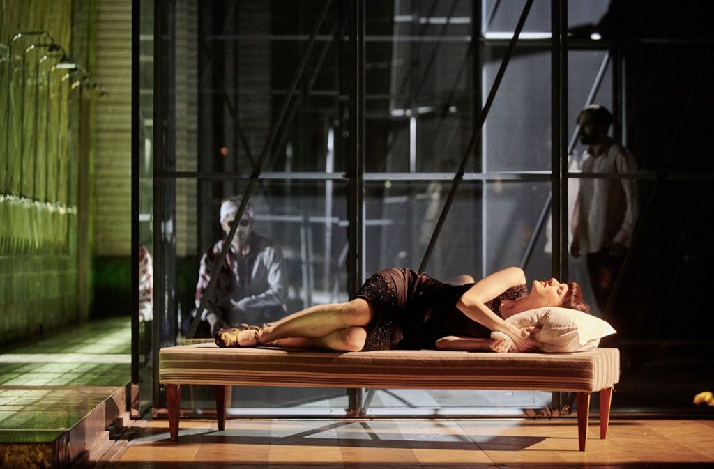 Ziemlich hart gepolstert: Bequem haben es in der Stuttgarter Oper weder die Sänger noch das Management. Hier: Amanda Majeski in „Iphigénie en Tauride“. Foto: Martin Sigmund