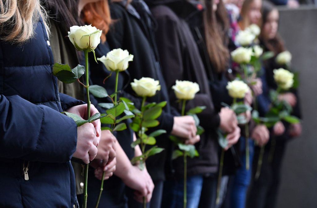 Mehrere Hundert Menschen erinnerten am Mittwoch in Erfurt an die Opfer des Amoklaufs von vor 15 Jahren.