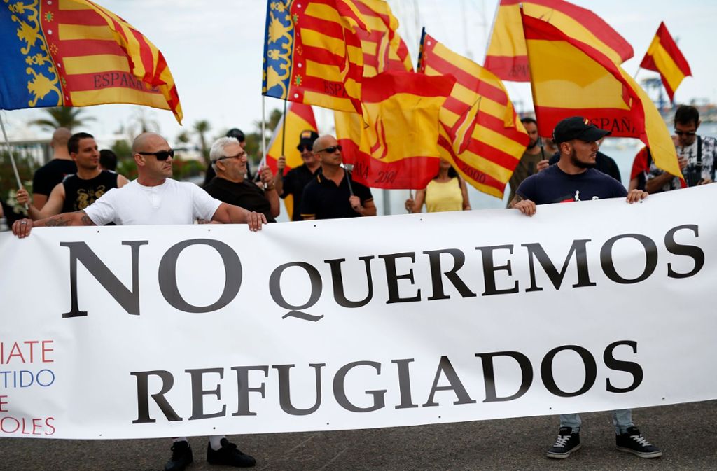 Bei der Ankunft des Rettungsschiffes „Aquarius“ demonstrierten einige Spanier dagegen, dass die Flüchtlinge aufgenommen wurden.