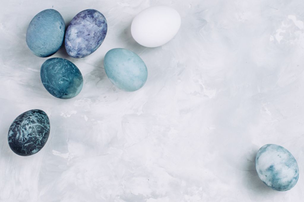 Marmorier-Technik: Man kann mit einen Plastikhandschuh etwas Eierfarbe verteilen und ein abgekochtes, noch warmes Ei darin wälzen. Danach trocknen lassen und mehrmals wiederholen bis die gewünschte Farbintensität erreicht ist.
