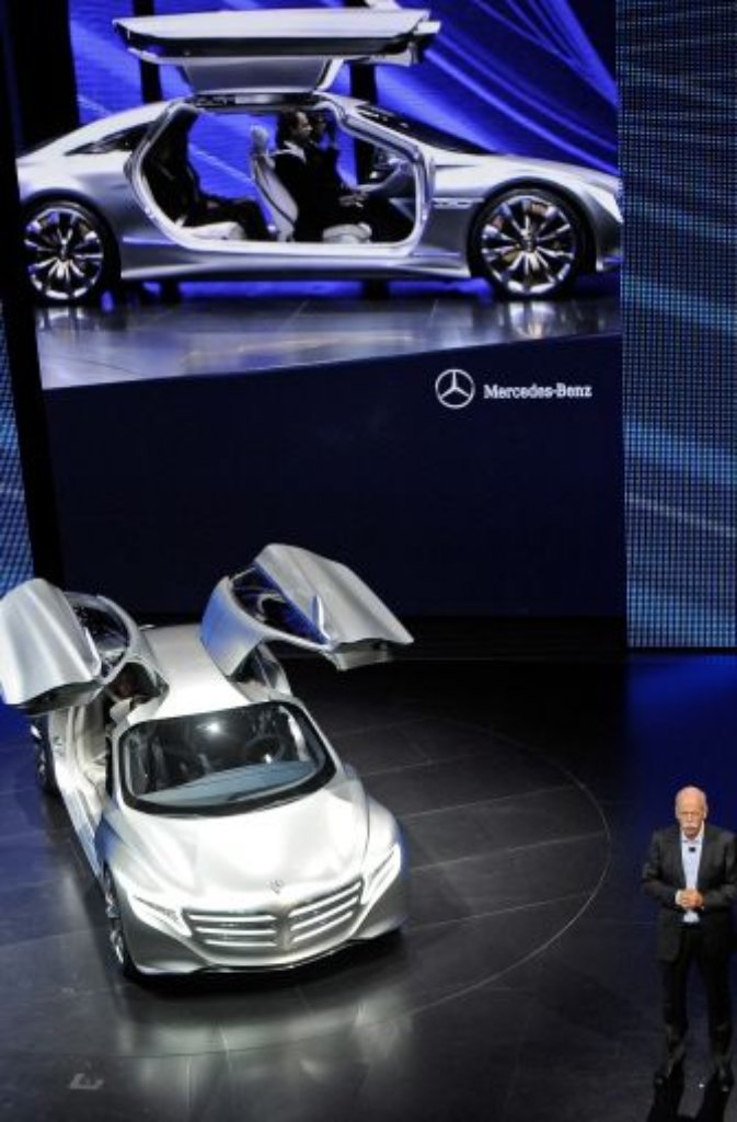 Dieter Zetsche und das Mercedes-Konzeptfahrzeug "S-Klasse Concept".
