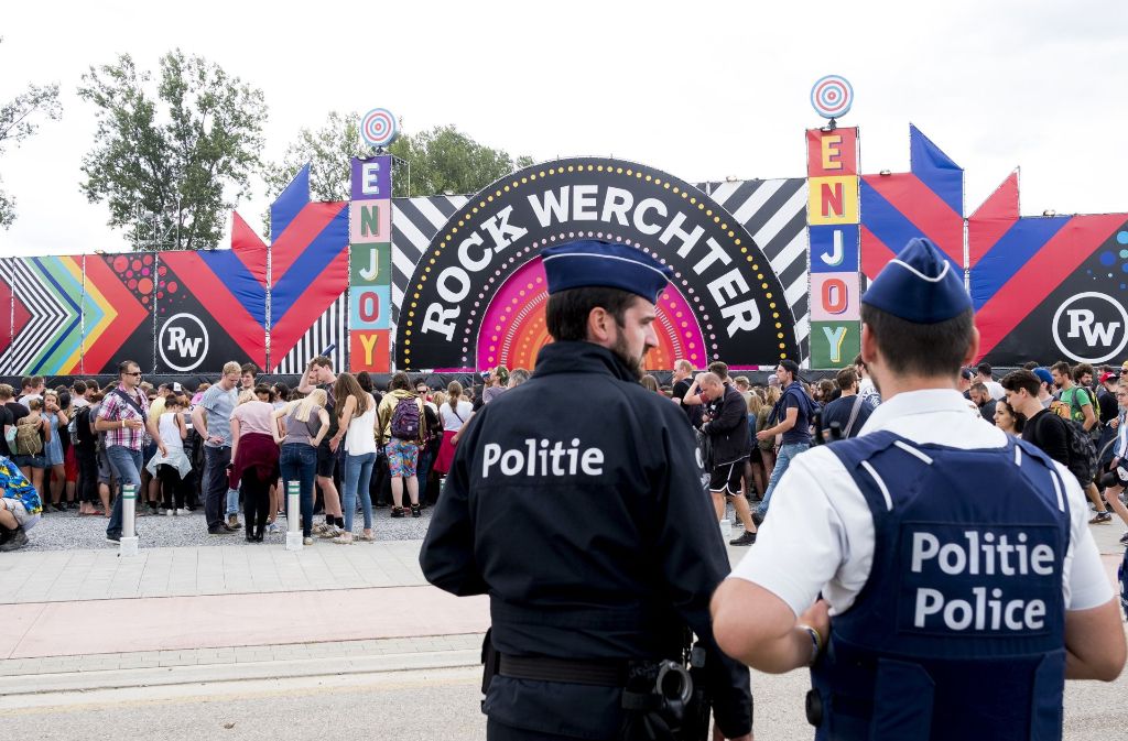 Polizisten bewachen das Festival Rock Werchter in Belgien.